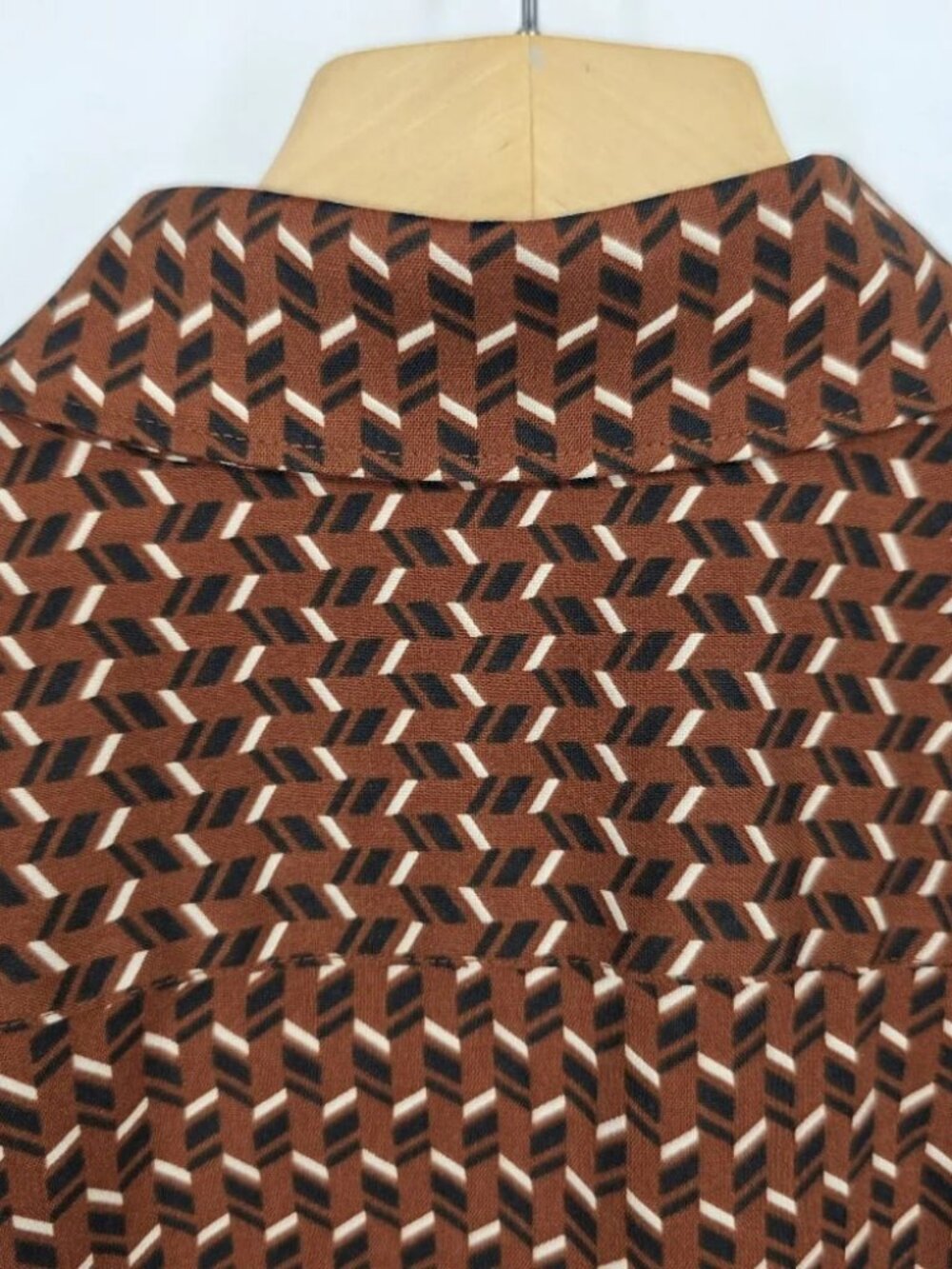 Express Men's Geometric Pattern Button-Down Shirt - Picture 6 of 9